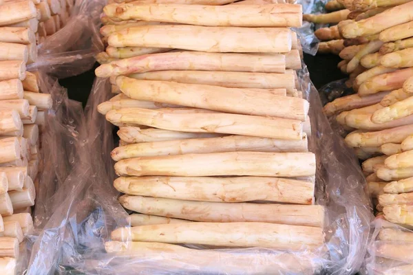 德国芦笋季节 白色芦笋在巴伐利亚纽伦堡当地市场上销售 — 图库照片