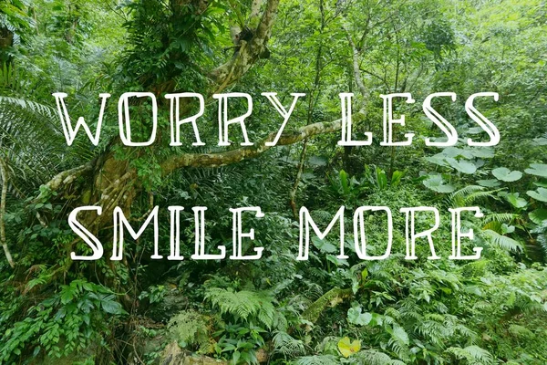 Ανησυχείς Λιγότερο Χαμογελάς Περισσότερο Κίνητρο Σημάδι Απόσπασμα Κίνητρο Επιτυχίας — Φωτογραφία Αρχείου