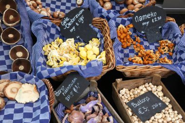 Hollanda, Amsterdam 'da yerel bir markette mantar seçimi.