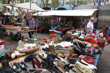AMSTERDAM, NETHERLANDS - 8 Temmuz 2017: İnsanlar Amsterdam, Hollanda 'daki Waterlooplein Market' i ziyaret ediyor. Popüler bit pazarında 300 'e kadar tezgah var..