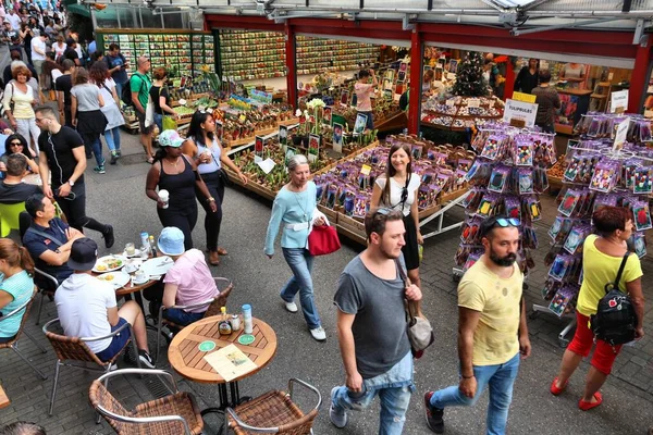 オランダのアムステルダム 2017年7月8日 人々はオランダのアムステルダムの花市場 Bloemmarkt を訪問します Bloemmarktは運河に浮かぶ有名な花市場です Singel — ストック写真