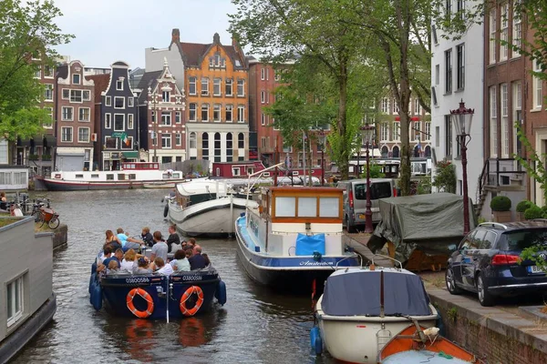Amsterdam Niederlande Juli 2017 Menschen Fahren Mit Einem Ausflugsboot Auf — Stockfoto