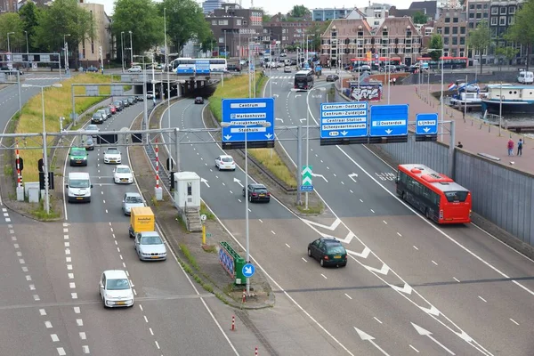 アムステルダム オランダ 2017年7月8日 オランダのアムステルダムにあるIjtunnelにつながる高速道路の交通 アムステルダムはオランダの首都です — ストック写真