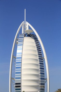 Dubai, UAE - 23 Kasım 2017: Dubai 'deki Burj Al Arab gökdeleni. Yelken şekilli modern otel Jumeirah Grubu tarafından yönetiliyor..