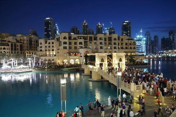 阿联酋 2017年11月22日 购物者参观迪拜购物中心的湖水 它是世界上最大的购物中心 总面积502 000平方米 — 图库照片