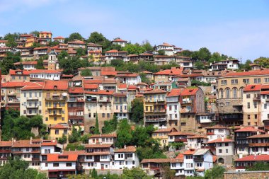 Bulgaristan 'da Veliko Tarnovo. Üç tepeye kurulmuş eski bir kasaba.