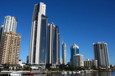Sörfçüler Paradise City Queensland, Avustralya 'nın Gold Coast bölgesinde ufuk çizgisi