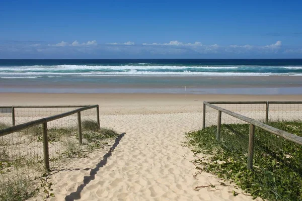 Sandy Beach Entrance Path Surfers Paradise City Gold Coast Region — kuvapankkivalokuva