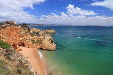 Portekiz plaj manzarası. Algarve bölgesindeki Atlantik sahili manzarası. Praia do Pinhao Kumsalı.