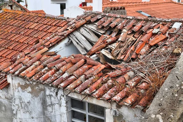 Instortend Dak Een Oud Huis Alcobaca Portugal — Stockfoto