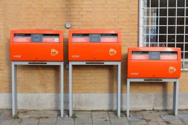 EINDHOVEN, NETHERLANDS - 19 Kasım 2016: Hollanda posta kutuları Eindhoven, Hollanda 'da PostNL. PostNL 'de 77.000' den fazla insan çalışıyor.