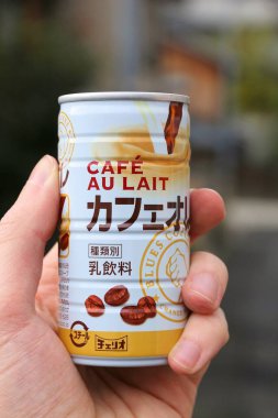 TOKYO, JAPONYA - 24 Kasım 2016: Cheerio marka Cafe Au Lait 'i (Blues Coffee) elinde tutan kişi Japonya' da sıcak kahve konservesi yaptı. Cheerio popüler bir Japon meşrubat üreticisi..