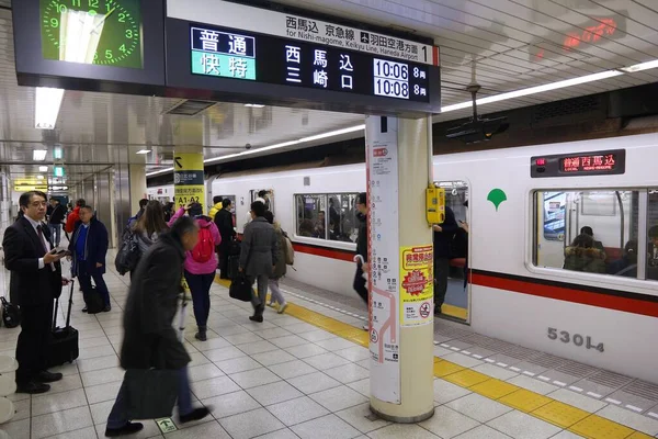 TOKYO, JAPONYAN - 2 ARALIK 2016: İnsanlar Tokyo Metro trenini Japonya 'da bekliyor. Toei Metro ve Tokyo Metro 285 istasyona ve 8.7 milyon günlük kullanıcıya sahiptir..