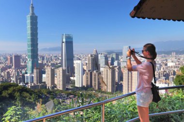 Taipei 'deki kadın turist, Fil Dağı' nın manzarasından şehrin ufuk çizgisinin fotoğraflarını çekiyor..