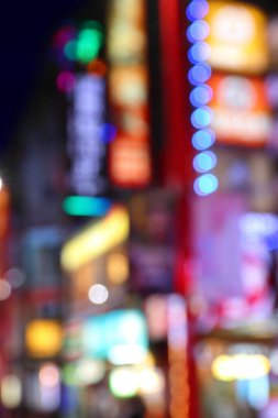 Büyük şehir gece lambaları - Tayvan, Taipei 'de odağını kaybetmiş. Bulanık neonlar.