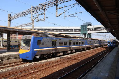 Chiayi, Tayvan - 2 Aralık 2018: Tayvan Demiryolları 'nın (Tra) yolcu treni. Tra her yıl 200 milyondan fazla yolcu taşır..