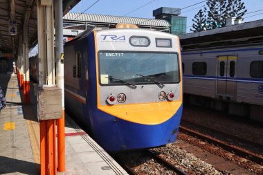 Chiayi, Tayvan - 2 Aralık 2018: Tayvan Demiryolları 'nın (Tra) yolcu treni. Tra her yıl 200 milyondan fazla yolcu taşır..