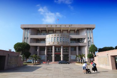 LUKANG, TAIWAN - 2 Aralık 2018: İnsanlar Tayvan 'daki Lukang İlçe Ofisini (belediye binasını) ziyaret ediyor.