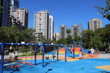 TAIPEI, TAIWAN - 3 Aralık 2018: İnsanlar Tayvan 'ın Xinyi ilçesindeki bir halk parkında oyun parkını ziyaret ediyorlar. Taipei, Tayvan 'ın en büyük şehri olup, nüfusu 8.5 milyondur..