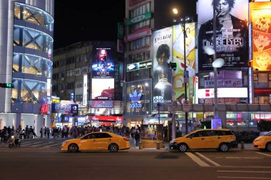 TAIPEI, TAIWAN - 3 Aralık 2018: Taipei 'deki Ximending alışveriş bölgesinde trafik. Ximending, Tayvan 'ın en iyi alışveriş merkezlerinden biri olarak kabul edilir. Özellikle de gençlerin alışveriş yaptığı yerlerde..