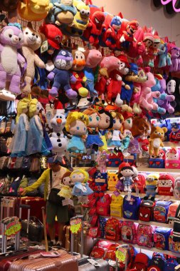 TAIPEI, TAIWAN - 3 Aralık 2018: Taipei 'deki Ximending alışveriş bölgesindeki oyuncakçı. Ximending, Tayvan 'ın en iyi alışveriş merkezlerinden biri olarak kabul edilir. Özellikle de gençlerin alışveriş yaptığı yerlerde..