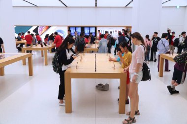 TAIPEI, TAIWAN - 3 Aralık 2018: Müşteriler Tayvan 'ın Taipei kentindeki Apple Store' da yeni akıllı telefon modelleri deniyorlar.