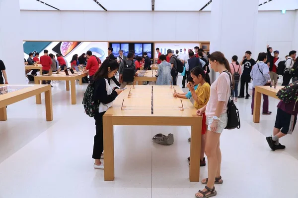 Taipei Tajwan Grudzień 2018 Klienci Wypróbowują Nowe Modele Smartfonów Apple — Zdjęcie stockowe