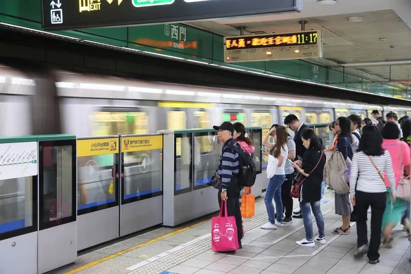 Taipei Taiwan December 2018 People Wait Metro Train Taipei Taipei — Stock Photo, Image