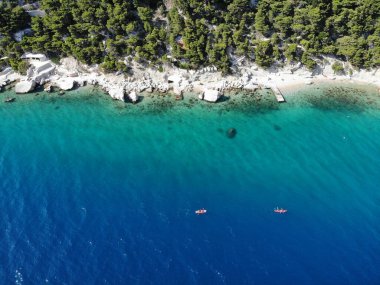 Deniz kanosu. Hırvatistan 'da aktif tatil. Dalmaçya insansız hava aracı görüntüsü - Hırvatistan hava sahası fotoğrafı. Mice sahilleri ve sahilleri.