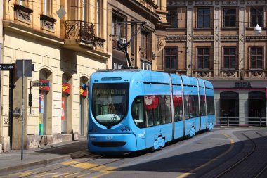 ZAGREB, CROATIA - 30 Haziran 2019: Hırvatistan 'ın başkenti Zagreb' de toplu taşımacılık mavi elektrikli tramvay. Zagreb, 1,2 milyon nüfusuyla Hırvatistan 'ın en büyük kenti konumunda bulunuyor..