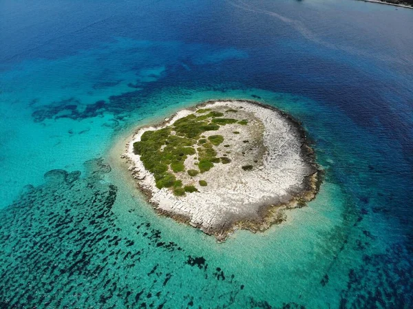 クロアチアのコルクラ島 海岸沖の小さな無人島 — ストック写真