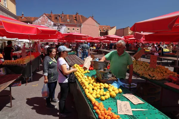 Zagreb Croatia Junho 2019 Pessoas Visitam Mercado Dolac Zagreb Capital — Fotografia de Stock