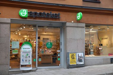 STOCKHOLM, SWEDEN - 24 Ağustos 2018 Stockholm, İsveç 'teki eczane. İsveç 'te aylık tüketici harcamaları SEK 520 milyar (2018).