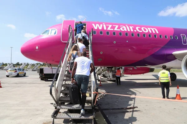 Katowice Polónia Agosto 2018 Passageiros Embarcam Aeronaves Baixo Custo Wizz — Fotografia de Stock