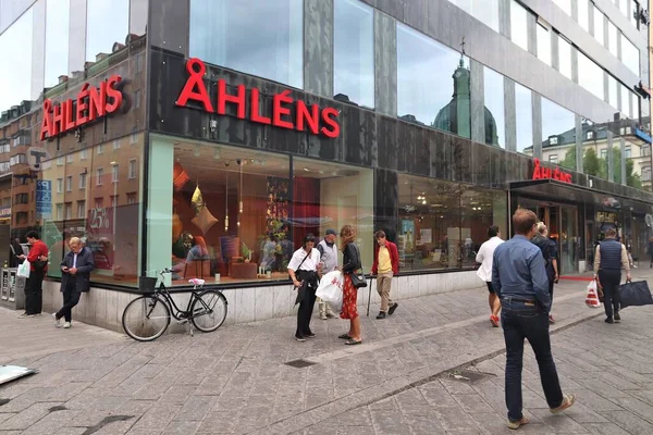 Stockholm Sweden August 2018 People Walk Ahlens Department Store Ostermalm — Stock Photo, Image