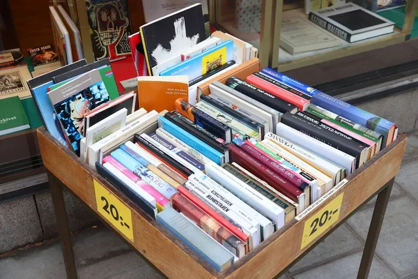 Stockholm Sweden August 2018 Caja Libros Bargain Tienda Antigüedades Ronnells —  Fotos de Stock