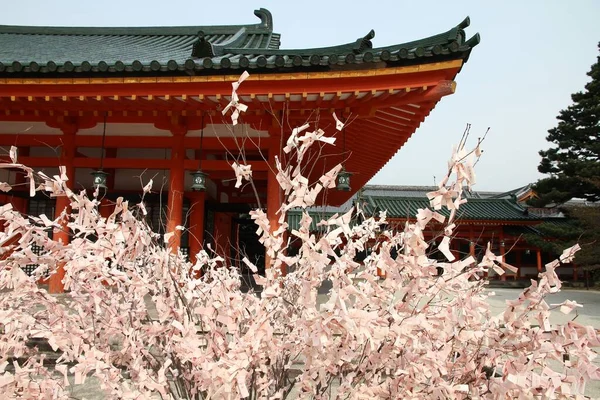 Kyoto Japón Abril 2012 Fortunas Papel Omikuji Atadas Árbol Santuario —  Fotos de Stock