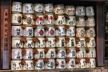 KYOTO, JAPONYA - 19 Nisan 2012: Kyoto, Japonya 'da Japon pirinç şarabı (nihonshu) fıçıları. Kazaridaru sake fıçıları Japonya 'daki shinto türbelerinde kullanılır..