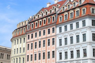 Almanya 'nın Dresden kenti (Sachsen Eyaleti). Neumarkt Meydanı 'ndaki Eski Şehir (Altstadt) renkli mimari.