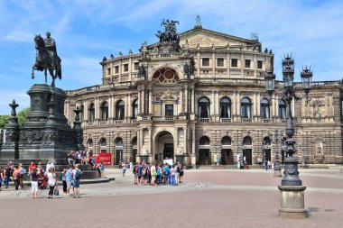 DRESDEN, GERMANY - 10 Mayıs 2018: Almanya 'nın en büyük 12. şehri olan Dresden' in Altstadt ilçesindeki Semperoper (Opera Evi) 'ni ziyaret edenler.