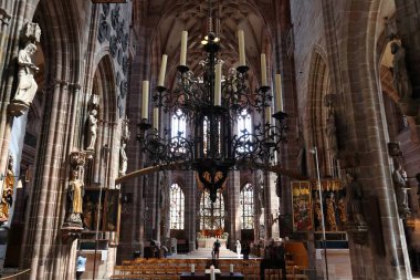 NUREMBERG, GERMANY - 8 Mayıs 2018: Nuremberg 'deki St. Lorenz Kirche (Saint Lawrence Kilisesi) İçişleri. Gotik yapı Bavyera 'daki Evanjelik Luteryan Kilisesi' ne ait..
