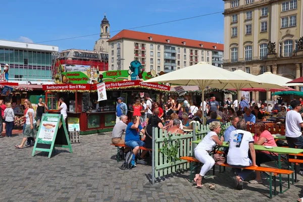 Drážďany Německo Května 2018 Lidé Navštěvují Fruhjahrsmarkt Jarní Trh Drážďanech — Stock fotografie