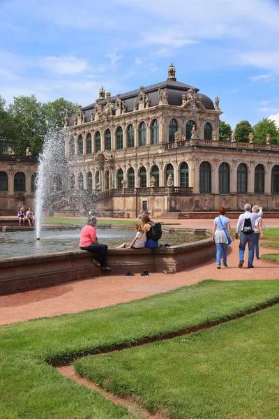 德国德累斯顿 2018年5月10日 人们参观德国第十二大城市德累斯顿奥尔特施塔特 区的Zwinger宫 — 图库照片