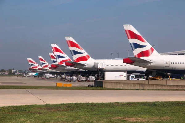 ロンドン エイプリル16 2014 ブリティッシュ エアウェイズロンドンヒースロー空港でボーイング777型機 Baは283機の航空機 英国最大の の艦隊を運営しており 55機 2014年 — ストック写真