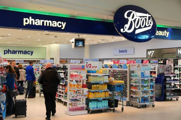 London April 2014 People Visit Boots Pharmacy Shop London Heathrow — Stock Photo, Image