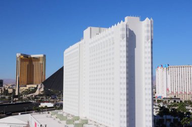 LAS VEGAS, ABD - 14 Nisan 2014: Las Vegas 'taki Tropicana Resort View. Hilton DoubleTree markalı 1467 otel odası var..