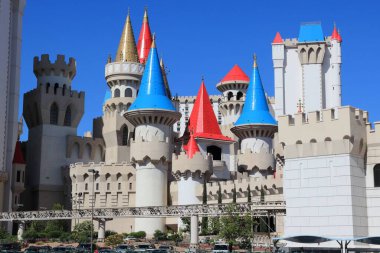 LAS VEGAS, ABD - 14 Nisan 2014: Las Vegas 'ta insanlar Excalibur Otel ve Kumarhane tatil köyü manzarası ile yürür. Tesisin 3 bin 981 odası var ve sahibi MGM Resorts International.