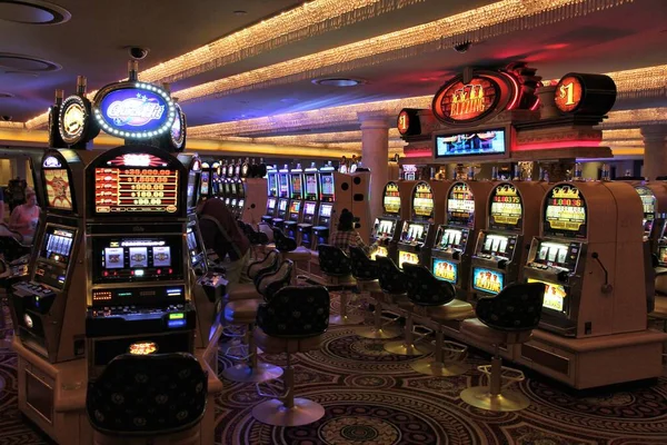 Las Vegas Usa Aprile 2014 Gente Visita Caesar Palace Casino — Foto Stock