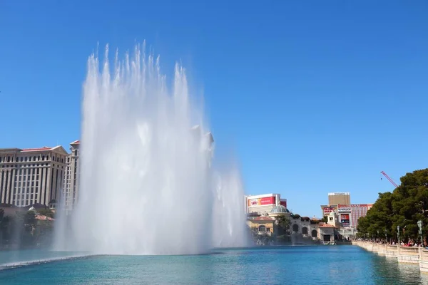 Las Vegas Abril 2014 Los Turistas Visitan Las Fuentes Frente — Foto de Stock