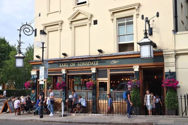Londres Reino Unido Julio 2019 Gente Visita Pub Portobello Road —  Fotos de Stock